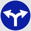 指定方向外進行禁止の 規制標識│二股矢印 マーク 日本の道路標識 切り抜き画像 イラスト フリー データ ダウンロード無料 商用可能 フリー素材 ダウンロード Free download 2D illustration JPEG png traffic signs│digital-architex.com